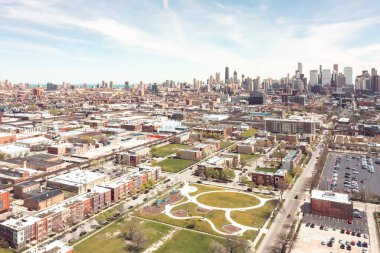 Chicago, IL - 17 Nisan 2021: Güneşli bir bahar öğleden sonrasında şehrin batı yakasında bir çocuk parkı sessiz bir şekilde duruyor..