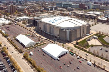 Chicago, IL - 17 Nisan 2021: Beyaz çadırlar ve turuncu koniler salgın sırasında Covid-19 virüsü için geçici FEMA aşı merkezinin Birleşik Merkez 'in dışındaki otoparklarda kuyruk oluşturdu..