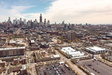 Chicago, IL - 17 Nisan 2021: Beyaz çadırlar ve turuncu koniler, Covid-19 ile savaşmak için verilen dozları dağıtmak amacıyla geçici FEMA aşı merkezinin Birleşik Merkez 'in dışındaki otoparklarda oturuyorlar..