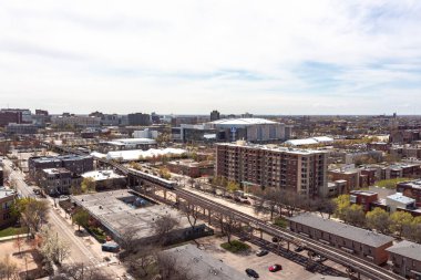 Chicago, IL - 17 Nisan 2021: Bir tren, Birleşik Merkezdeki geçici FEMA Covid-19 aşı merkezinden geçiyor ve Coronavirus salgınıyla savaşmak için aşı dozları dağıtıyorlar..