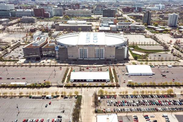 Chicago, IL - 17 Nisan 2021: Beyaz çadırlar ve turuncu koniler salgın sırasında Covid-19 virüsü için geçici FEMA aşı merkezinin Birleşik Merkez 'in dışındaki otoparklarda kuyruk oluşturdu..