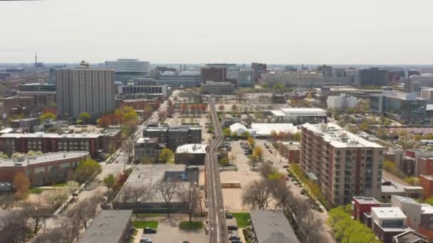 Chicago Április 2021 Fehér Sátrak Ülnek Egy Parkolóban Közel Vasúti — Stock videók