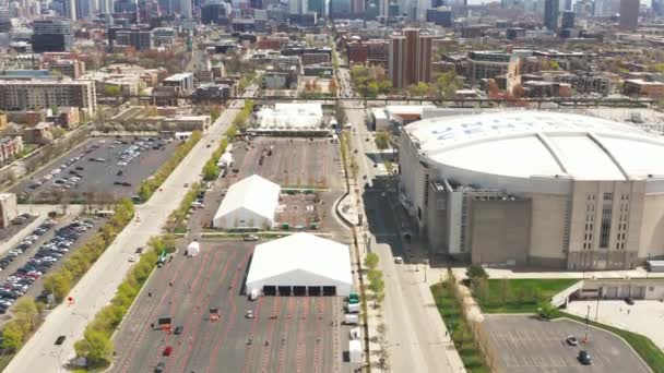 Chicago April 17Th 2021 White Tents Orange Cones Sit Parking — Stock Video