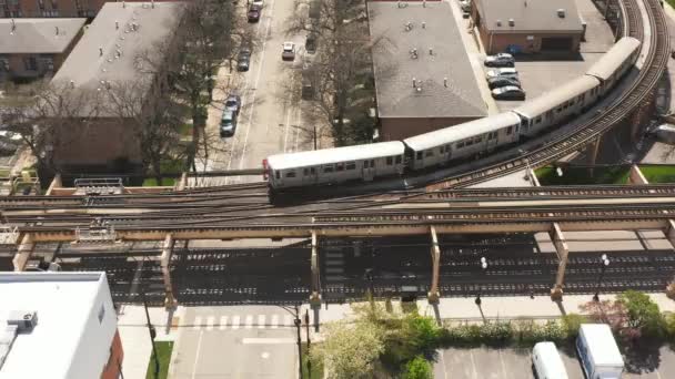 Chicago Abril 2021 Tren Pasajeros Cta Gira Esquina Las Vías — Vídeos de Stock