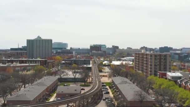 Chicago Április 2021 Fehér Sátrak Ülnek Egy Parkolóban Közel Vasúti — Stock videók