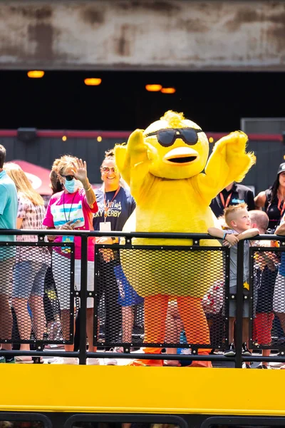 Chicago Août 2021 Une Mascotte Canard Jaune Salue Foule Depuis — Photo