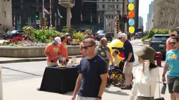 シカゴ 2021年8月5日 特別オリンピックのボランティアと労働者イリノイ州は ミシガン通り沿いのテーブルで毎年恒例のダッキーダービーのための資金を調達するイベントの日 — ストック動画