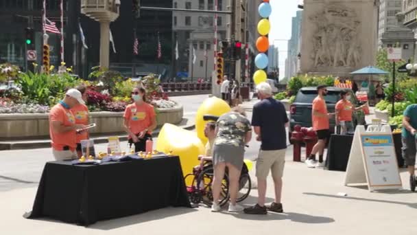 Chicago August 2021 Fotgjengere Går Forbi Båser Bord Satt Opp – stockvideo