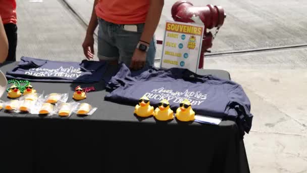 芝加哥 伊利诺伊州 2021年8月5日 志愿者们站在一张桌子旁 为一年一度的伊利诺伊州特奥会道奇德比比赛和市中心的募款活动销售纪念品和衬衫 — 图库视频影像