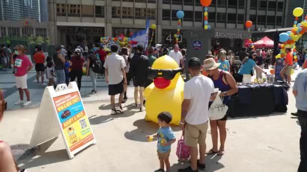 Chicago August 5Th 2021 Crowds People Gather Pioneer Court Plaza — Stock Video