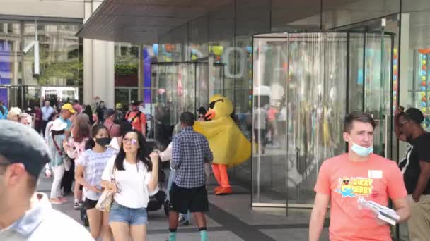 Chicago Agosto 2021 Una Mascota Pato Amarillo Toma Fotos Con — Vídeo de stock