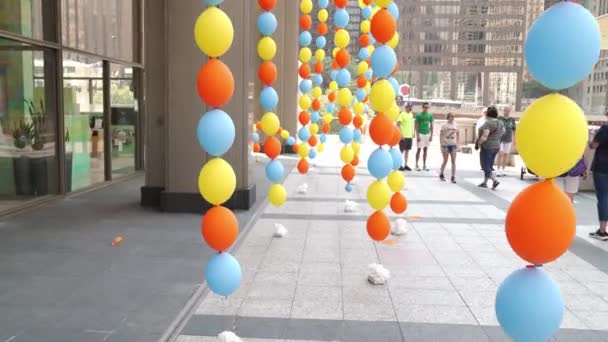 シカゴ 2021年8月5日 カラフルな気球の群生は 毎年開催されるスペシャルオリンピックスイリノイ ダッキーダービー資金調達イベント中に川の正面への道をリードしています — ストック動画