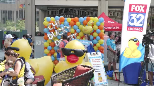 芝加哥 2021年8月5日 在一年一度的伊利诺伊州德比特奥会期间 人们聚集在先锋广场举行关爱家庭的活动 — 图库视频影像