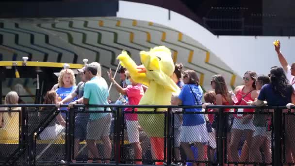 芝加哥 2021年8月5日 一艘乘坐芝加哥水上出租车的黄鸭吉祥物向聚集在市中心河畔观看一年一度特殊奥运会的观众挥手 — 图库视频影像