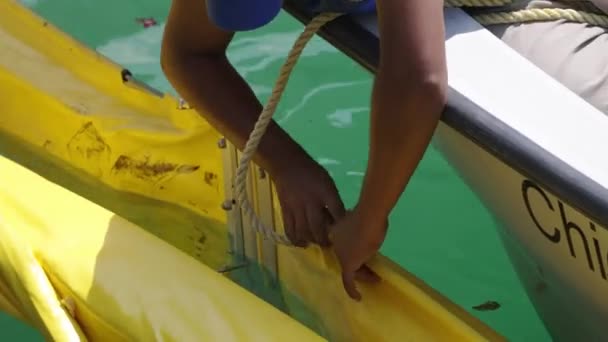 芝加哥 2021年8月5日 在伊利诺伊州特殊奥运会期间 一名男子从船上伸出手来 用绳子穿过漂浮的障碍物和缆绳将鸭子缠绕在一起 — 图库视频影像
