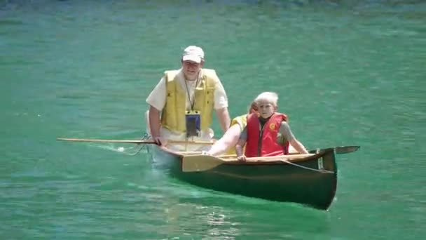 Chicago Augusti 2021 Man Kvinna Och Pojke Paddla Kanot Ner — Stockvideo