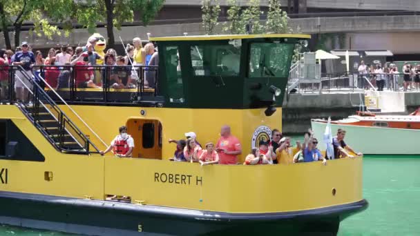 Chicago Augusti 2021 Chicago Water Taxi Vänder Sig Floden Som — Stockvideo