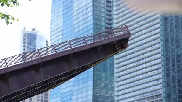Közelkép Columbus Drive Sorsolásos Hídról Ami Belváros Felhőkarcoló Épületei Előtt — Stock videók