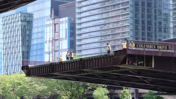 芝加哥 2021年8月5日 交通部工作人员站在哥伦布桥的边缘 准备启动一年一度的伊利诺伊州特奥会达奇德比项目 — 图库视频影像