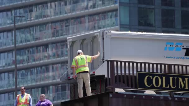 芝加哥 2021年8月5日 一辆装有70 000只橡胶鸭的大型垃圾车返回哥伦布桥边缘参加一年一度的特殊奥运会伊利诺伊州Ducky Derby — 图库视频影像
