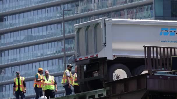 芝加哥 2021年8月5日 一辆装有70 000只橡胶鸭的大型垃圾车返回哥伦布桥边缘参加一年一度的特殊奥运会伊利诺伊州Ducky Derby — 图库视频影像