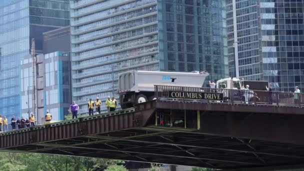 芝加哥 2021年8月5日 工人们站在哥伦布桥边上的一辆装有70 000只橡胶鸭的大型垃圾车旁 参加一年一度的特殊奥运会 伊利诺伊州达奇德比 — 图库视频影像