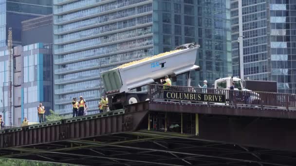 Chicago August 2021 Ein Großer Kipper Mit 000 Gummienten Hebt — Stockvideo