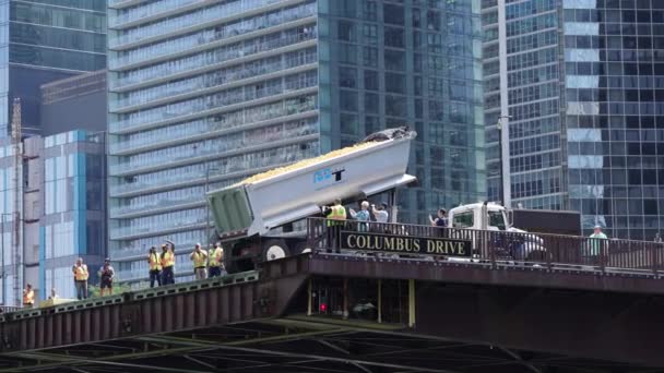 シカゴ 2021年8月5日 大型ダンプトラックがコロンバス橋の端まで後退し 毎年開催される特別オリンピックダッキーダービーイベント中に7万個の黄色いゴム製アヒルを川にダンプします — ストック動画