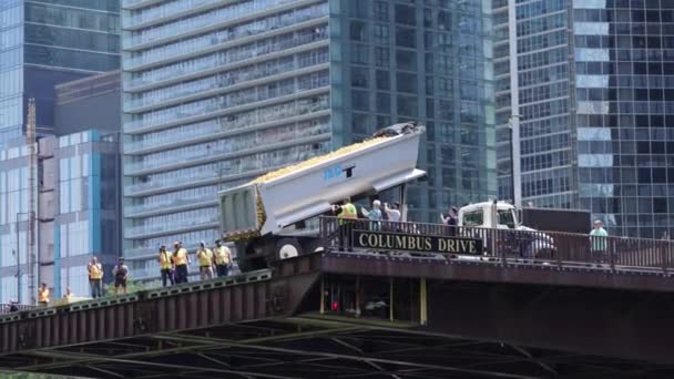 Chicago Agosto 2021 Grande Caminhão Basculante Volta Até Borda Ponte — Vídeo de Stock