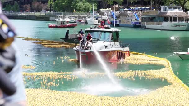 芝加哥 2021年8月5日 在伊利诺伊州特奥会期间 芝加哥消防局的两名工作人员向终点线喷射漂浮的橡胶鸭 — 图库视频影像