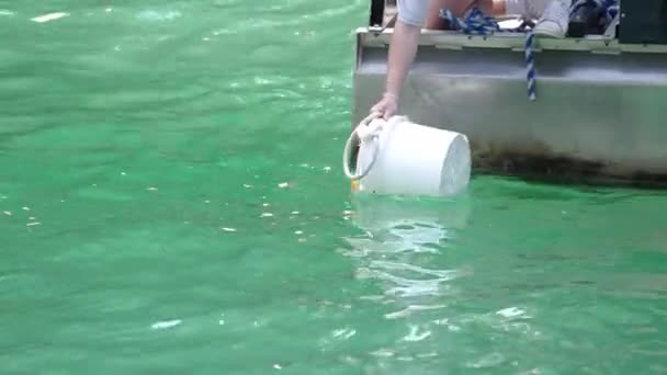 Chicago Agosto 2021 Hombre Que Monta Barco Mercante Utiliza Cubo — Vídeo de stock