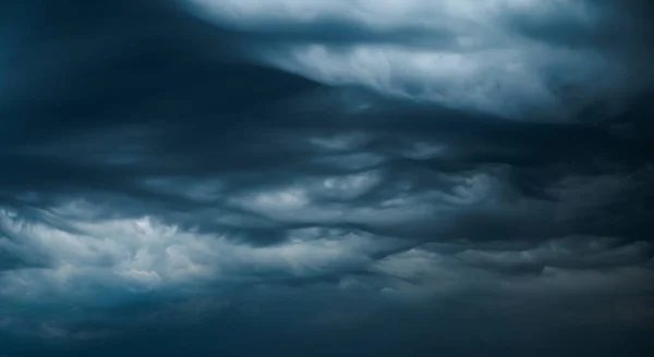 Photograph Dramatic Isolated Asperitas Cumulus Thunderstorm Cloud Swirls Moves Sky — Stock Photo, Image