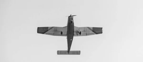 Ein Nahaufnahme Schwarzweiß Weitwinkelbild Der Luftfahrt Von Der Unterseite Eines — Stockfoto