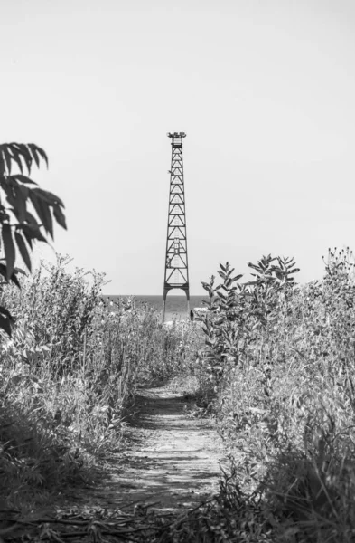 Uma Foto Preto Branco Uma Torre Comunicação Aço Alto Com — Fotografia de Stock