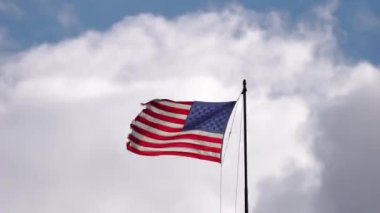 Kırmızılı ya da yıpranmış Amerikan Bayrağı, kırmızı ve beyaz çizgili ve 50 yıldızlı dalgalanan rüzgârın hasarlı kenarları Amerika Birleşik Devletleri 'nde özgürlüğün sembolü..