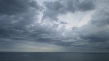 Michigan Gölü 'nün suları üzerinde süzülen dramatik dalgalı fırtına bulutlarının hava görüntüsü yağmurlu ve gök gürültülü bir hava cephesinin parçası..