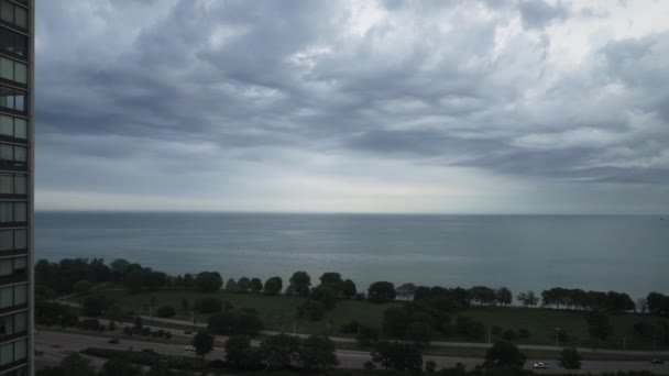 Luchtfoto Panning Uitzicht Dramatische Golvende Storm Wolken Deel Van Een — Stockvideo