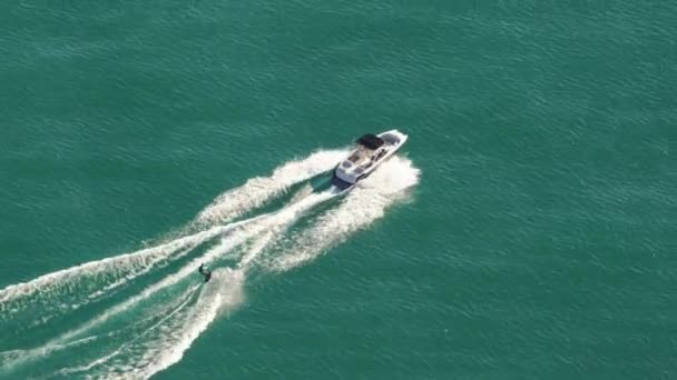 芝加哥 伊利诺伊州 2021年9月5日 一艘运动船在密歇根湖的蓝水中 用滑水绳拉着一艘醒酒船 当太阳照亮了飞溅的浪花 — 图库视频影像