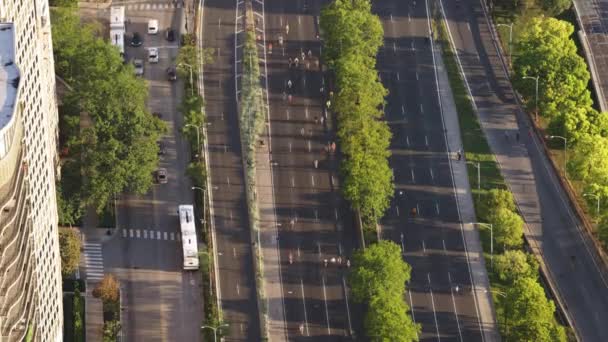 Chicago September 5Th 2021 000 Cyclists Make Way Both North — Stock Video