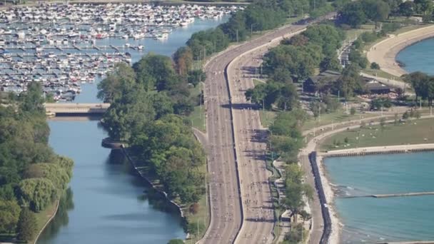 シカゴ 2021年9月5日 何千人ものサイクリストが毎年恒例のバイクザ ドライブイベント中に南部と北部の両方のレーンで自転車を漕いでいるDusable Lake Shore Drive高速道路を引き継ぎます — ストック動画
