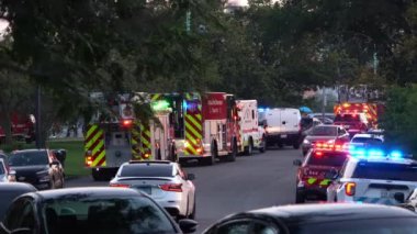 Chicago, IL - 27 Ağustos 2021: Işıklı ve sirenli itfaiye araçları Michigan Gölü 'nde kaybolan bir adam için Montrose Limanı' na geldi..
