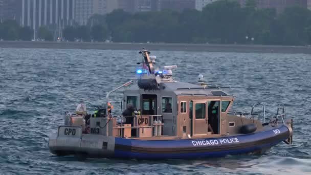 Chicago Srpna 2021 Muž Vyvěsí Červenobílou Potápěčskou Vlajku Policejní Loď — Stock video