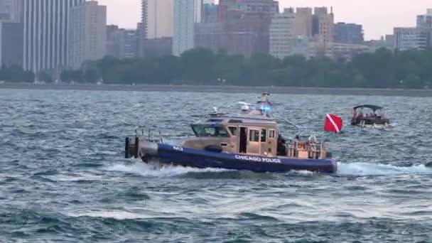 Chicago Agosto 2021 Barco Policía Chicago Con Bandera Buceo Vuelta — Vídeo de stock