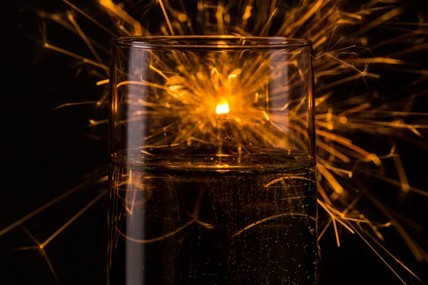 Ευτυχισμένο το νέο έτος πυροτέχνημα σε ένα ποτήρι σαμπάνιας — Φωτογραφία Αρχείου