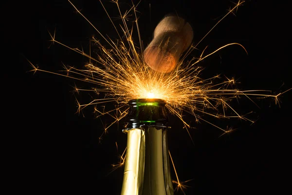 Bouteille de champagne avec feux d'artifice éclatants — Photo