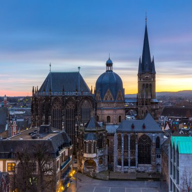 Aachen Cathedral günbatımı üzerinde