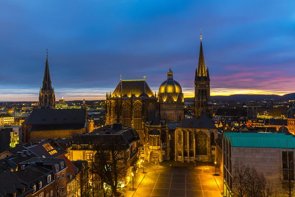 Aachens domkyrka på natten — Stockfoto