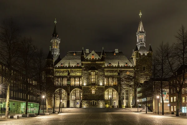 Aken stadhuis nachts — Stockfoto