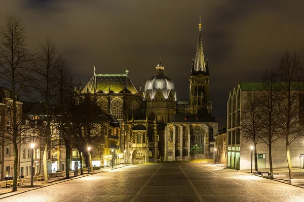 Catedral de Aachen à noite — Fotografia de Stock