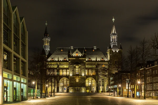 Södra fasad i Aachen rådhuset på natten — Stockfoto